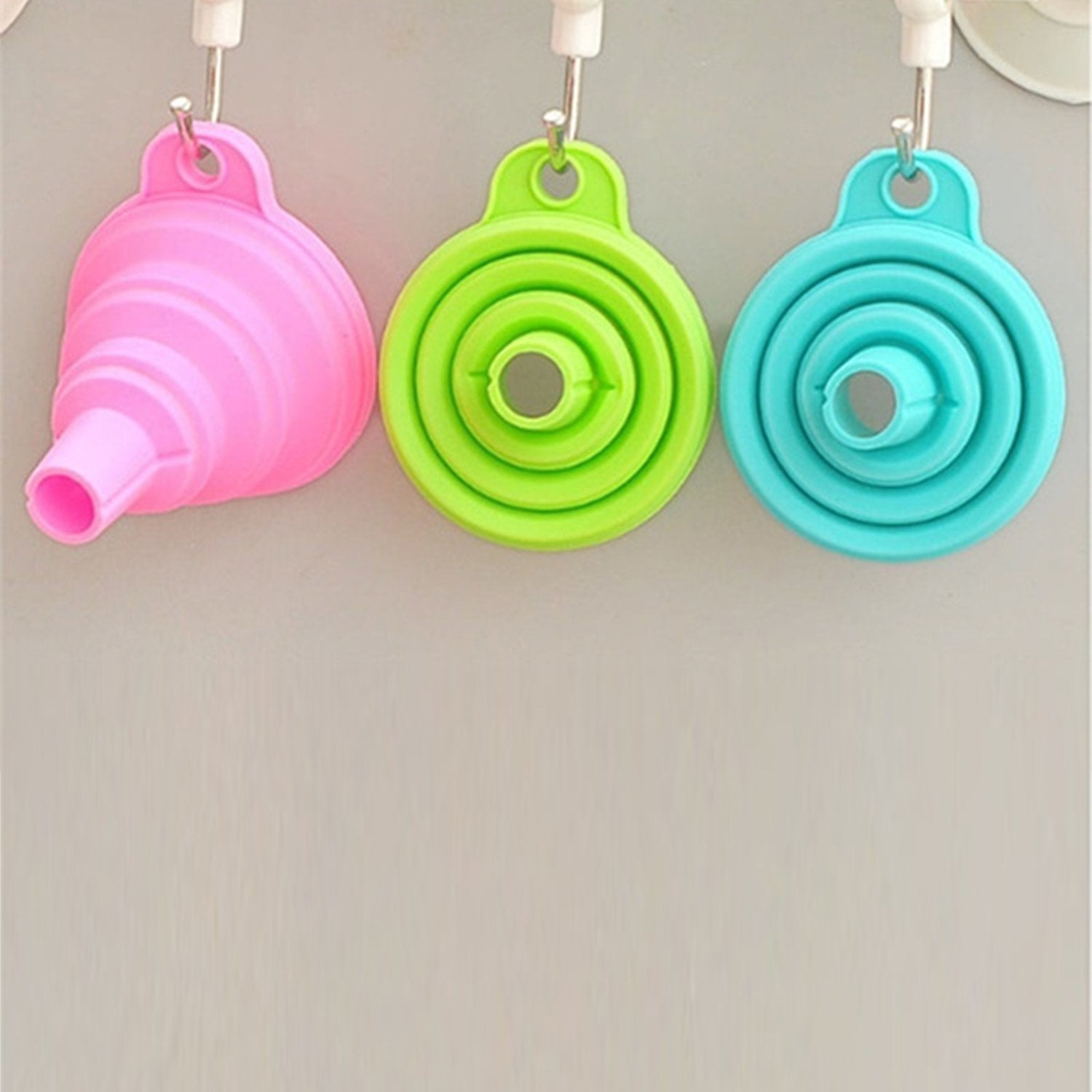 Foldable silicone funnel for kitchen use. Foldable silicone funnel for kitchen use.